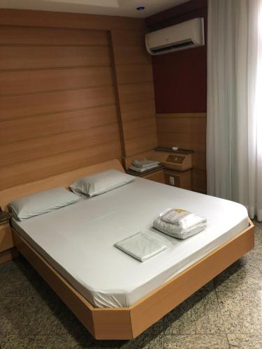 www.hoteldeluxinn.com