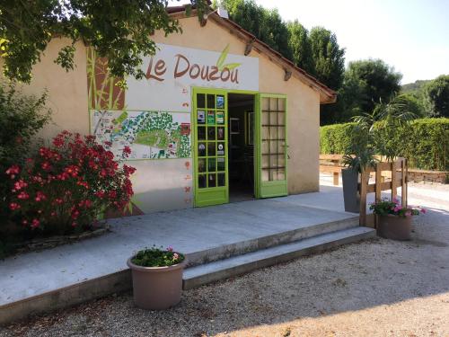 www.campingledouzou.fr