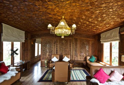 www.youngbombayhouseboats.com