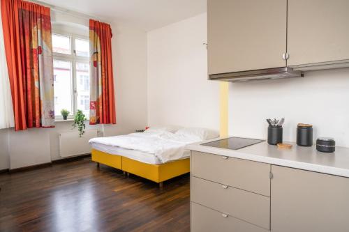 www.douglas-house.com