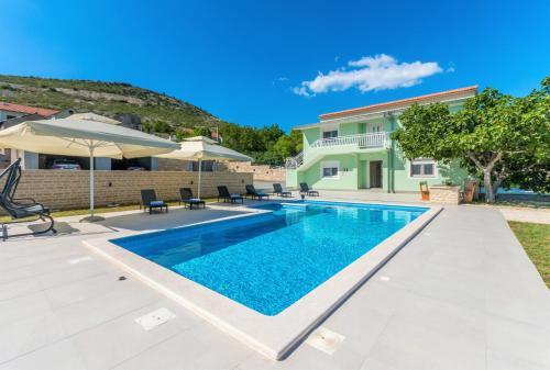 www.apartmentsinantibes.com