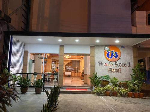 www.hotel-les-cleunes.fr