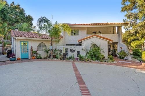 www.thepinesguesthouse.com