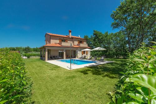 www.camping-pinedes-caillauderie.com
