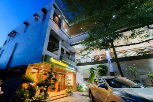 www.hoteldulac-huelgoat.com