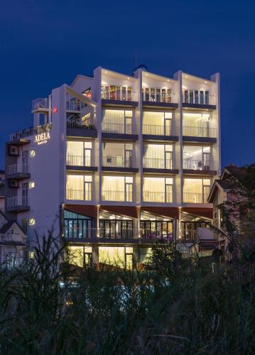 www.adelahostel.com