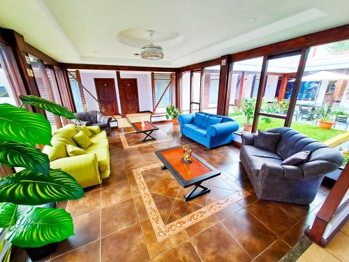 www.hotelalmadeluna.com