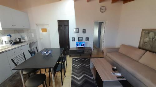 www.angelastudios-stoupa.gr