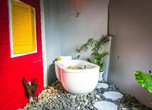 www.castaracottagetobago.com