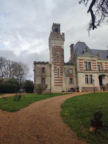 www.lepetitmanoir-hotel.com