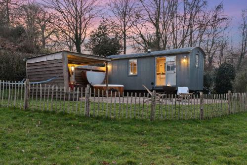 www.watersideshepherdhuts.co.uk