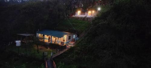 www.backwatercabinskoyna.com