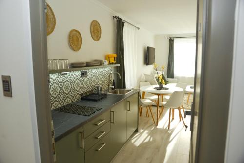 www.hostelcasagarrobo.com