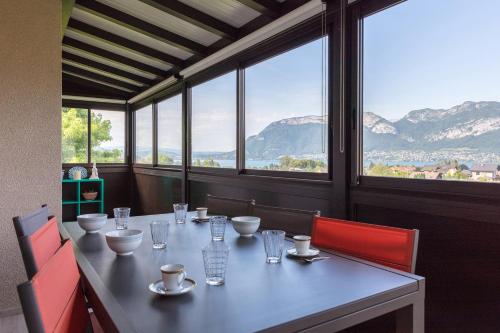 www.theroyallakeviewvilla.com