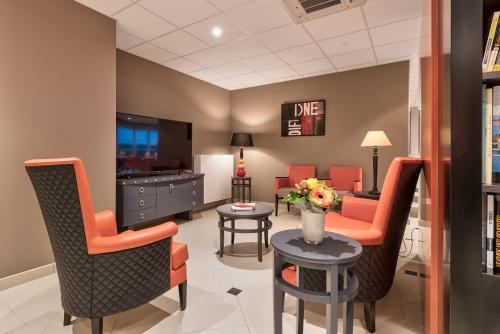 www.residenceazzurrocalaghena.it