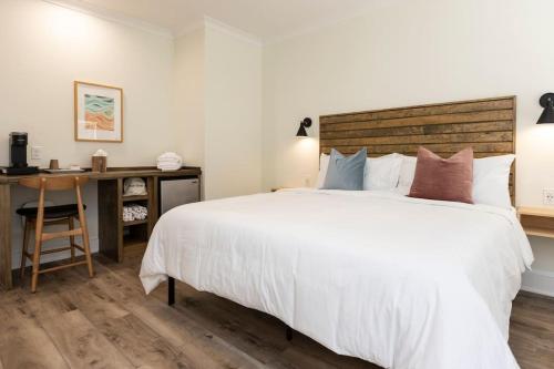 www.pinecone-hospitality.com