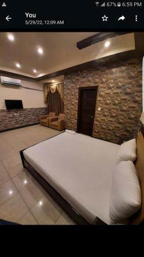 www.hotelrajresidencyharda.in