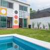 Casa con alberca privada y jardin