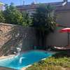 Maison moderne et spacieuse avec piscine