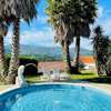 Maison chaleureuse avec piscine et spa