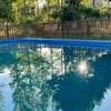 Cabaña con tinaja y piscina
