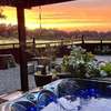 Luxury Lodge close to Suspension Bridge, hot tub