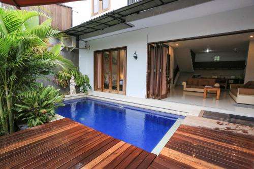 www.nyomanvillasanur.com
