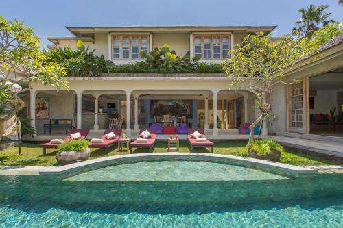 www.villaskylibali.com
