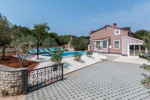 www.villasunshine-pula.com