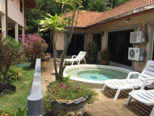 www.discoveringphuket.com