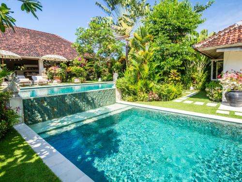 www.villasenangseminyak.com