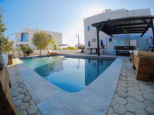 www.villaamorpefkos.com