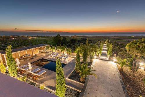 www.villaleon-santorini.com
