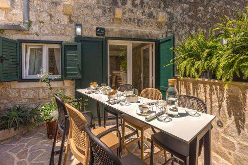 www.villaaleahvar.com