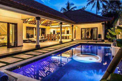 www.villalotuslembongan.com