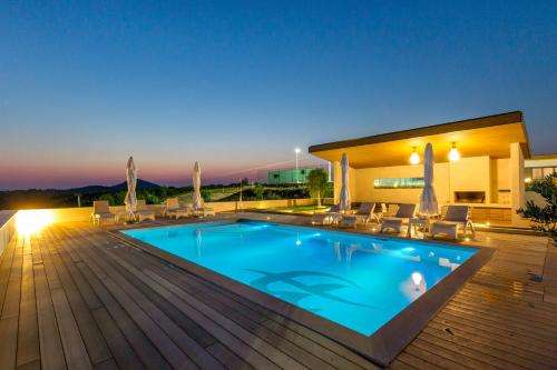 www.villaamaliahvar.com