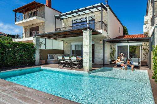 www.sunnyvillashalkidiki.com