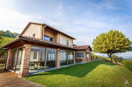www.villaadinabarolo.com