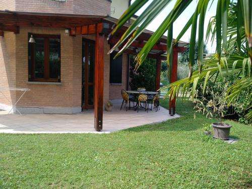 www.villamilena-arese.com