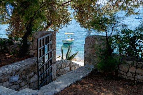 www.beachvillahvar.com