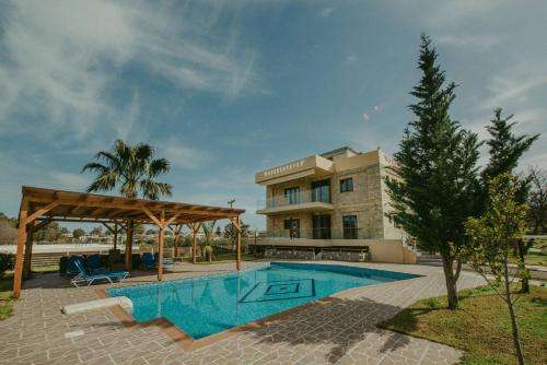 www.villa-mirsini.com