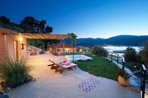 www.acropolis-villa.com
