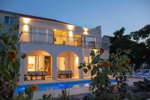 www.villagabrijela.com