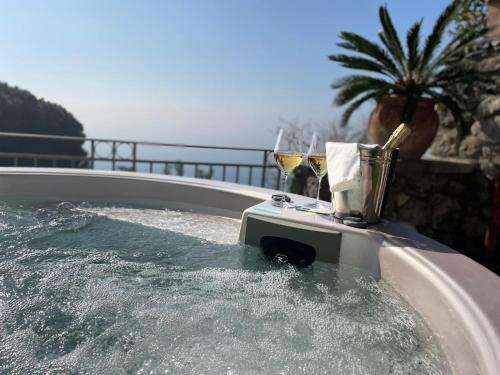 www.villaderosapositano.com