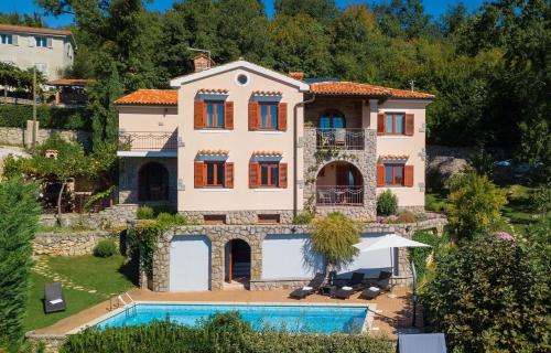 www.villamarinaopatija.com