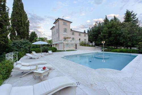 www.villarinaldituscany.com