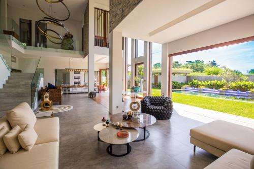 www.villadelfinobali.com