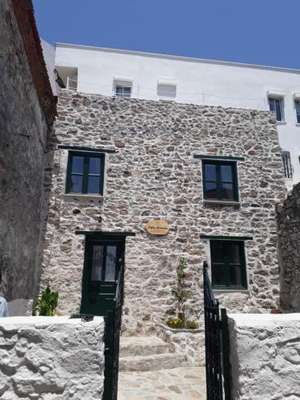 www.twostonehomes.com