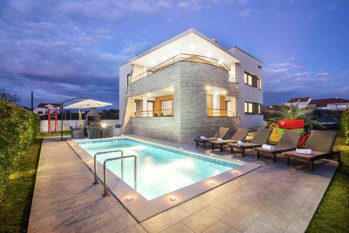 www.villazatona.com