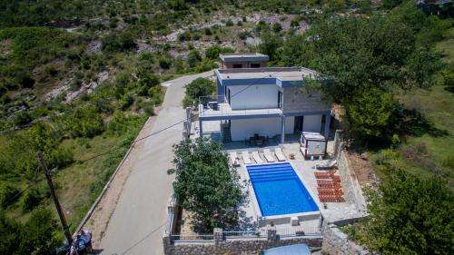 www.stonehousebudva.com